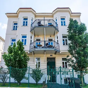 rezervați aici